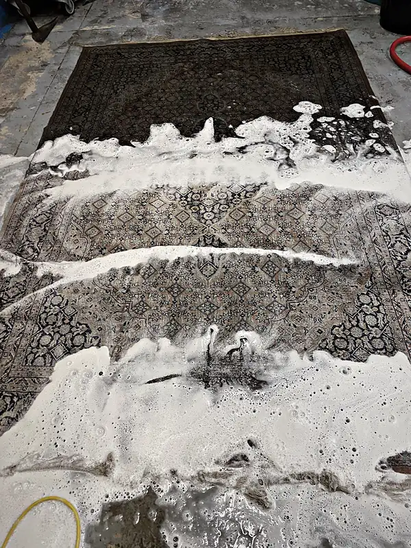 Détail d’un tapis en cours de traitement à l’atelier.