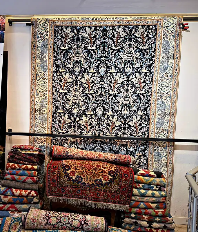 Tapis persan bleu nuit à décor d’arbre de vie.