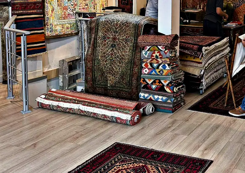Détail d’un kilim aux couleurs franches.