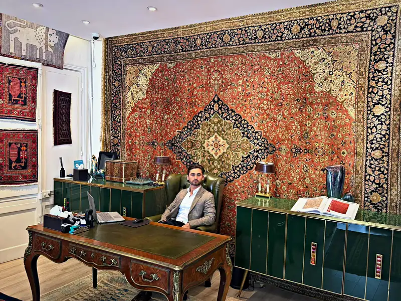 Bureau d’expertise, grand tapis Tabriz tendu au mur.